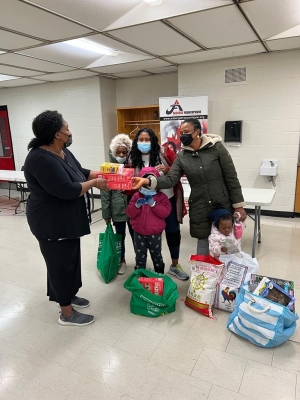 Lors de la distribution des cadeaux de Noël 2021