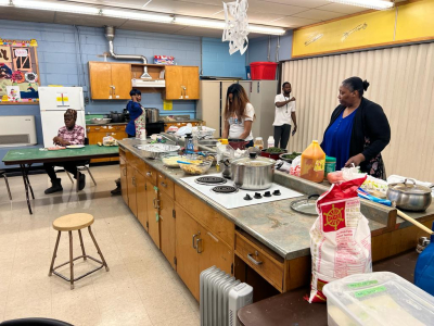 Cuisine communautaire des femmes de la communauté des minorités raciales.