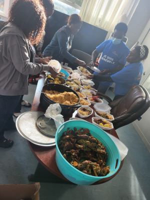 Lors de la distribution de repas chauds par les bénévoles de l'Auberge Francophone 