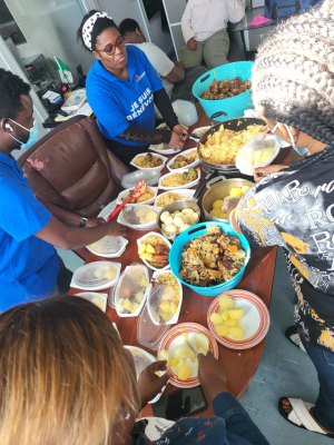 Lors de la distribution de repas chauds par les bénévoles de l'Auberge Francophone 