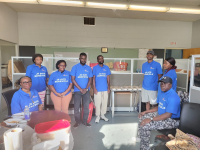 Lors de la distribution de repas chauds par les bénévoles de l'Auberge Francophone 