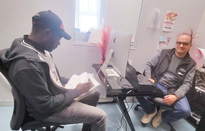 Auberge Francophone accueille un agent de Service Canada pour ses clients