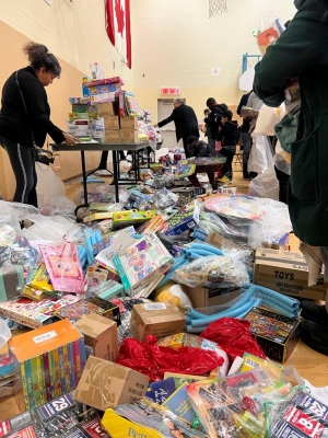 Distribution des cadeaux de Noël lors du festival Etobicoke 2022